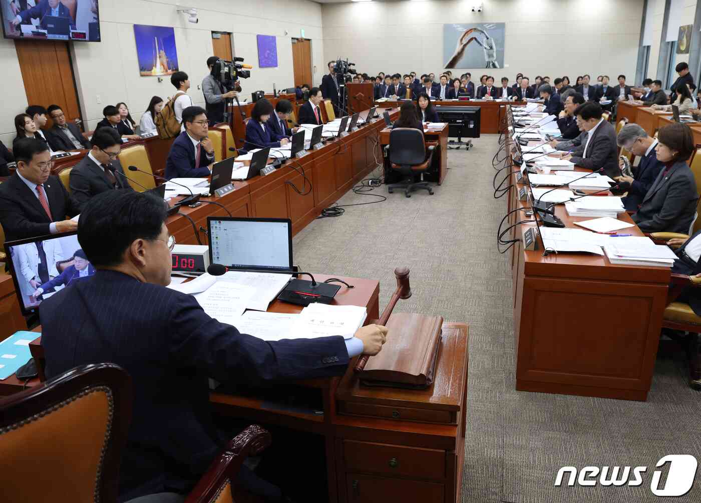 장제원 국회 과학기술정보방송통신위원장이 1일 오후 서울 여의도 국회에서 열린 과학기술정보방송통신위원회 전체회의에서 의사봉을 두드리고 있다. 2023.11.1/뉴스1 © News1 송원영 기자