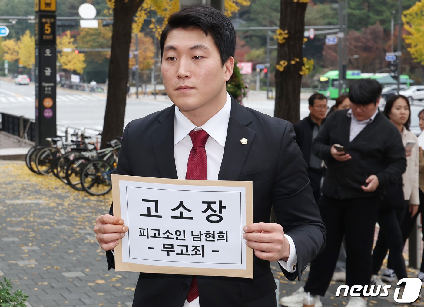 본문 이미지 - 김민석 서울 강서구의회 의원이 1일 오후 전 펜싱 국가대표 남현희씨에 대한 무고죄 고소장을 제출하기 위해 서울 송파구 송파경찰서로 향하고 있다. 앞서 남현희씨는 재혼 예정자였던 전청조씨를 사기 혐의로 고소한 것에 이어 자신을 '사기 공범'으로 의혹을 제기한 김 의원을 명예훼손으로 고소했다. 2023.11.1/뉴스1 ⓒ News1 김민지 기자