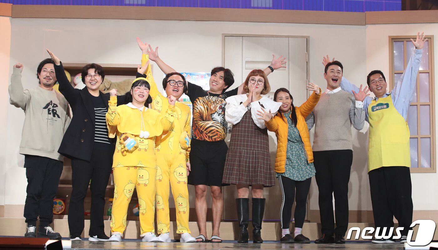 본문 이미지 - 이재현 PD(왼쪽부터)와 김상미 CP, 개그맨 이수경, 홍현호, 정태호, 조수연, 김지영, 김원효, 정범균이 1일 오후 서울 영등포구 KBS별관에서 진행된 KBS2 예능프로그램 ‘개그콘서트’ 제작발표회에서 포즈를 취하고 있다. '개그콘서트'는 지난 1999년 9월부터 방송을 시작해 종영을 맞은 2020년 6월까지 약 20년9개월 동안 방송된 대한민국 역대 최장수 코미디 프로그램이다. 오는 12일 밤 방송 중단 3년여 만에 1천51회를 시작으로 부활한다. 2023.11.1/뉴스1 ⓒ News1 권현진 기자