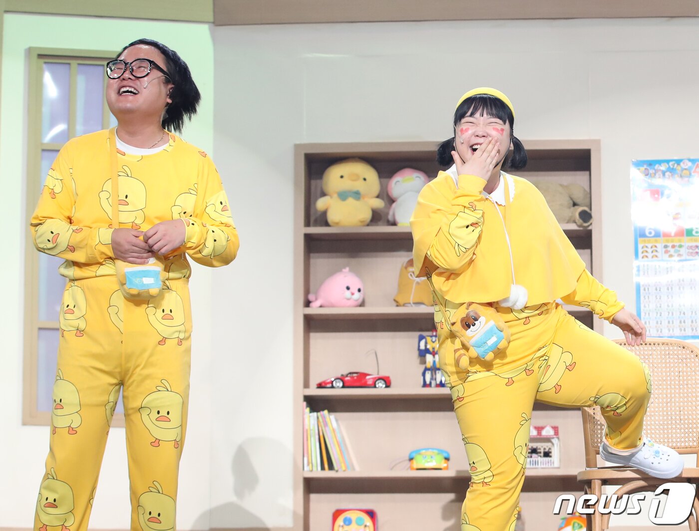본문 이미지 - 개그맨 홍현호와 이수경(오른쪽)이 1일 오후 서울 영등포구 KBS별관에서 진행된 KBS2 예능프로그램 ‘개그콘서트’ 제작발표회에서 '금쪽 유치원' 코너를 선보이고 있다. '개그콘서트'는 지난 1999년 9월부터 방송을 시작해 종영을 맞은 2020년 6월까지 약 20년9개월 동안 방송된 대한민국 역대 최장수 코미디 프로그램이다. 오는 12일 밤 방송 중단 3년여 만에 1천51회를 시작으로 부활한다. 2023.11.1/뉴스1 ⓒ News1 권현진 기자