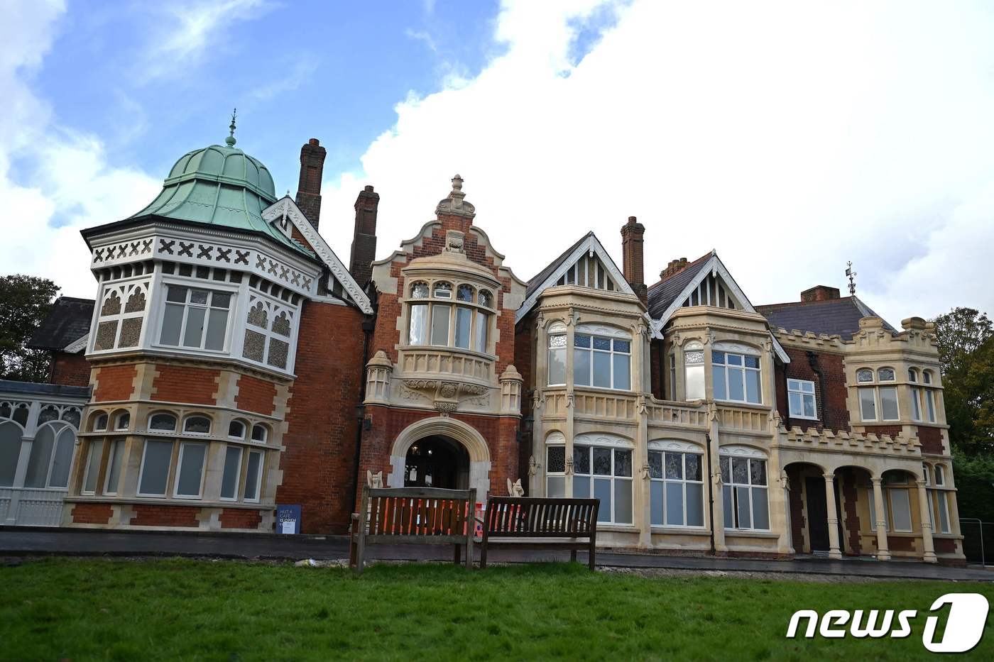 (블레츨리 파크 AFP=뉴스1) 김성식 기자 = 1일(현지시간) 세계 최초의 인공지능(AI) 안전 정상회의가 열리는 영국 버킹엄셔주 블레츨리 파크의 저택 전경. 2023.11.1. …