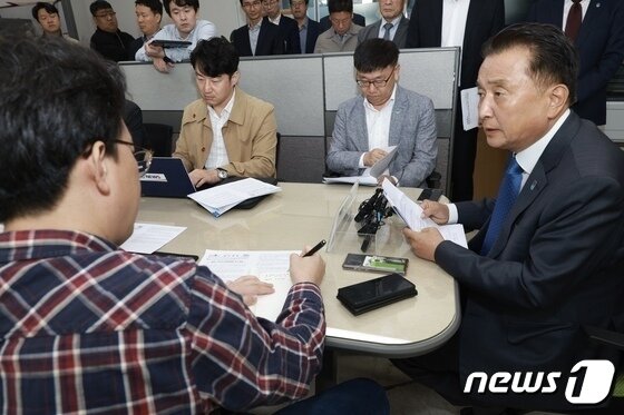 본문 이미지 - 지난달 17일 충북도청에서 김영환 지사가 도내 의대 정원 확대 계획을 밝히고 있다.(자료사진)/뉴스1 