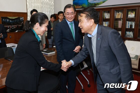 본문 이미지 -  지난달 31일 충북도청에서 김영환 지사와 유자은 건국대 이사장이 만나 인사하고 있다.(자료사진)/뉴스1