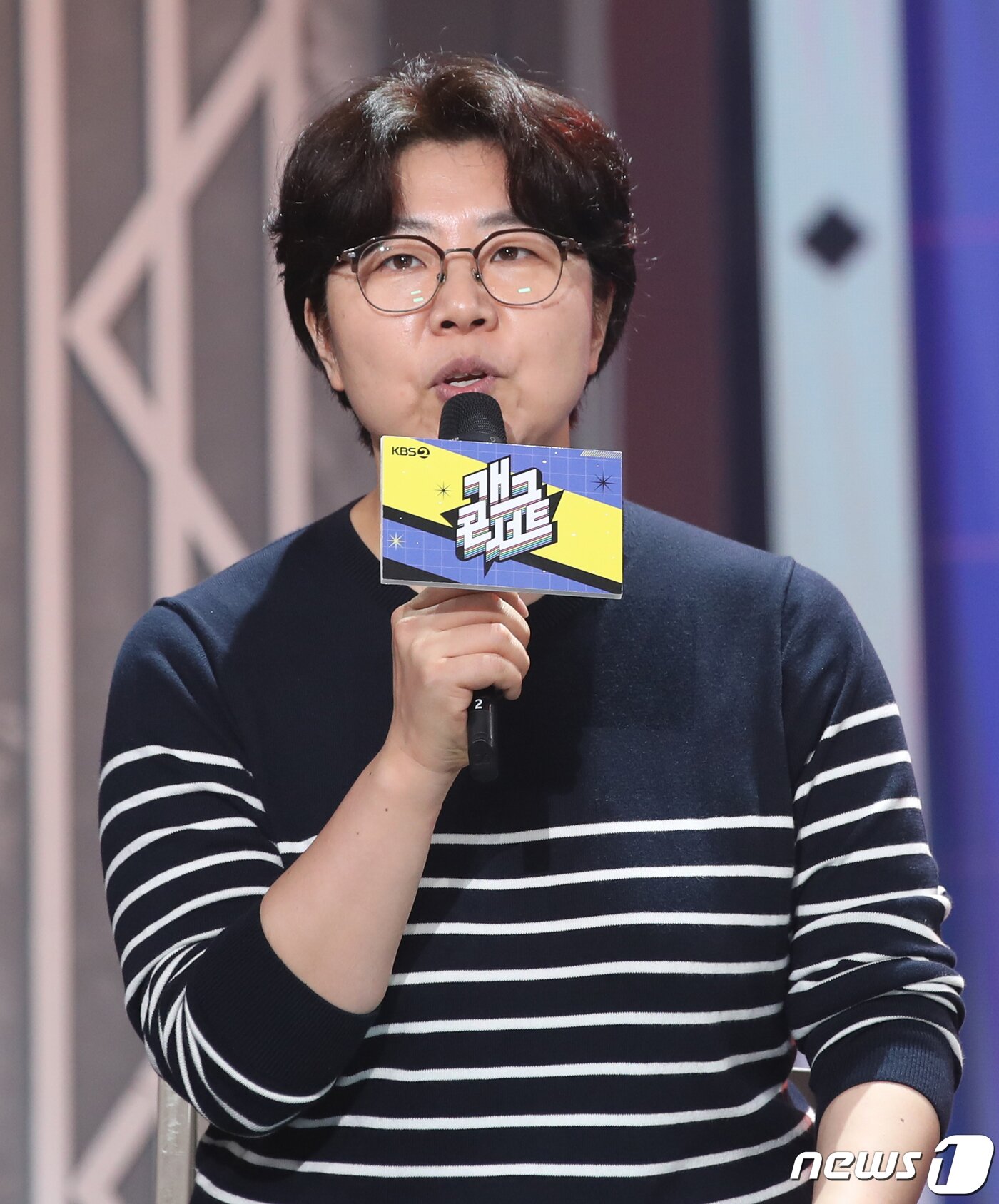 본문 이미지 - 김상미 CP가 1일 오후 서울 영등포구 KBS별관에서 진행된 KBS2 예능프로그램 ‘개그콘서트’ 제작발표회에서 인사말을 하고 있다. '개그콘서트'는 지난 1999년 9월부터 방송을 시작해 종영을 맞은 2020년 6월까지 약 20년9개월 동안 방송된 대한민국 역대 최장수 코미디 프로그램이다. 오는 12일 밤 방송 중단 3년여 만에 1천51회를 시작으로 부활한다. 2023.11.1/뉴스1 ⓒ News1 권현진 기자