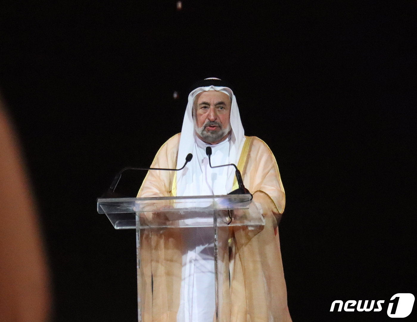 본문 이미지 - 1일 아랍에미리트(UAE) 엑스포센터 샤르자에서 열린 '2023 샤르자국제도서전' 개막식에서 샤르자 최고통치자 셰이크 술탄  빈 무하마드 알 카시미 국왕이 기조연설을 하고 있다.  ⓒ 뉴스1 김정한 기자