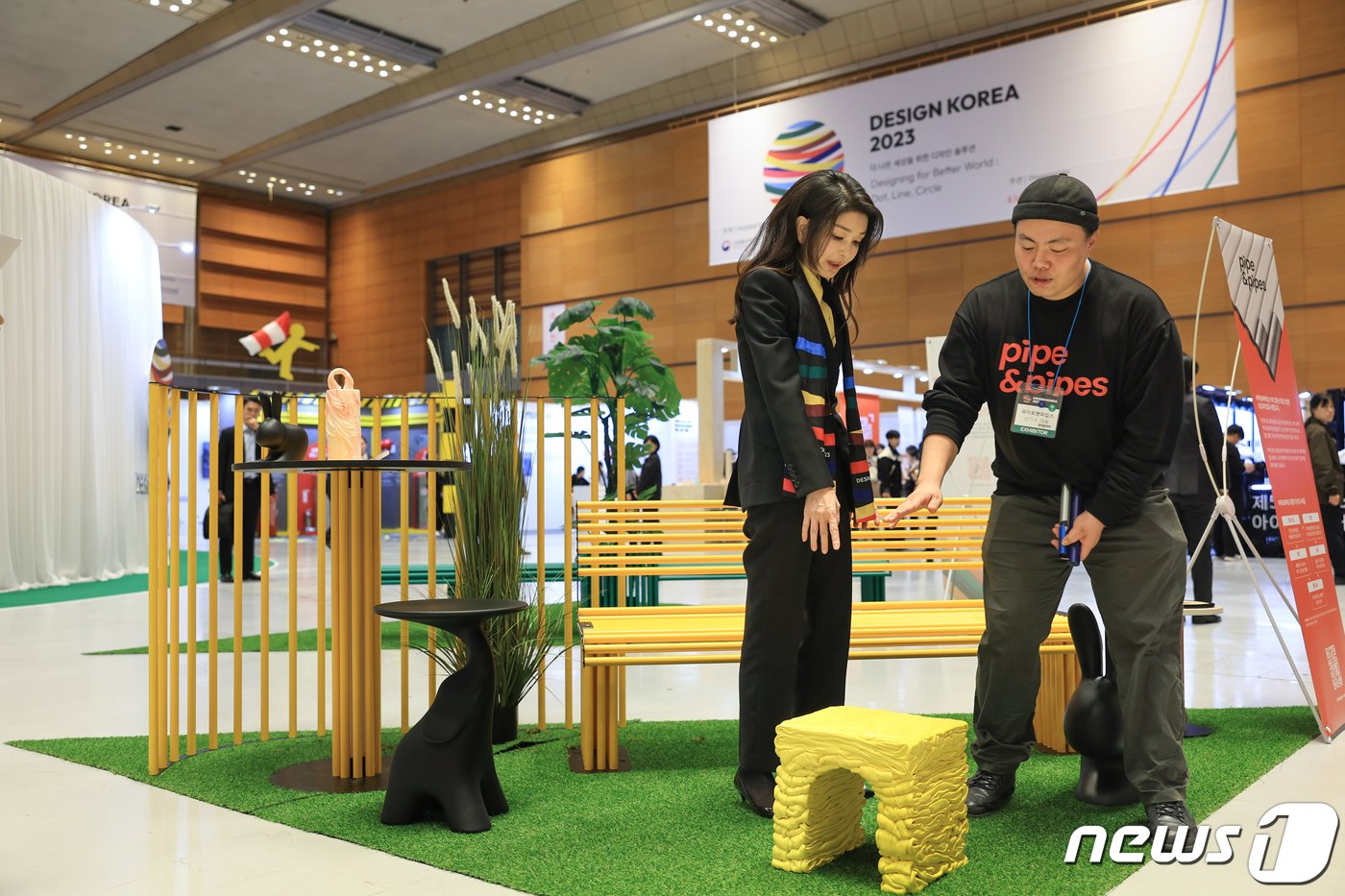 김건희 여사가 1일 서울 강남구 코엑스에서 열린 &#39;디자인코리아 2023&#39; 개막식에서 파이프앤파입스 의자에 대한 설명을 청취하고 있다. &#40;대통령실 제공&#41; 2023.11.1/뉴스1 ⓒ News1 오대일 기자