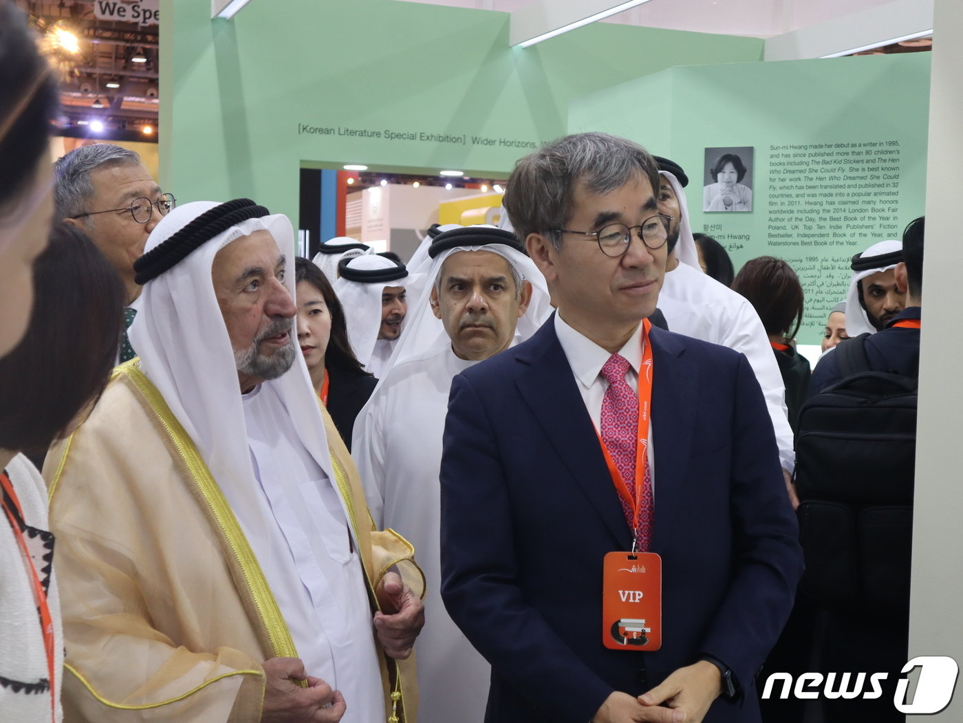 본문 이미지 - 1일 아랍에미리트(UAE) 엑스포센터 샤르자에서 열린 '2023 샤르자국제도서전' 한국관에서 셰이크 술탄 빈 무하마드 알 카시미 국왕이 윤철호 대한 출판문화협회 회장의 안내를 받아 전시물을 둘러보고 있다. ⓒ 뉴스1 김정한 기자