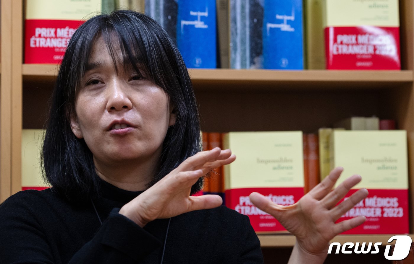 본문 이미지 - 장편소설 ‘작별하지 않는다’로 프랑스 4대 문학상 중 하나인 메디치 외국문학상을 받은 작가 한강이 9일 오후(현지시간) 프랑스 파리 그라세(Grasset)출판사에서 한국 특파원들과 인터뷰를 하고 있다. 2023.11.10/뉴스1 ⓒ News1 이준성 기자