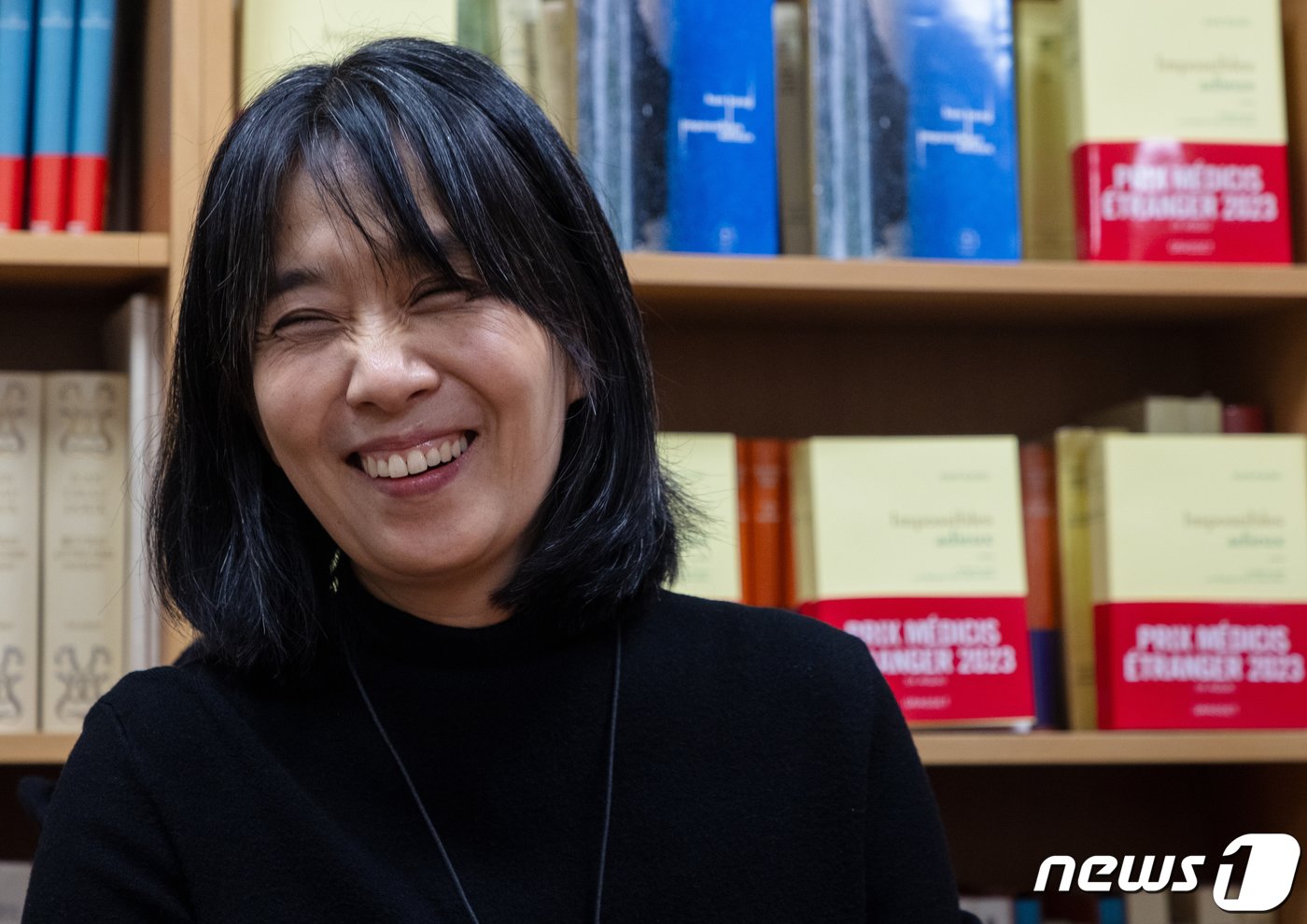 장편소설 ‘작별하지 않는다’로 프랑스 4대 문학상 중 하나인 메디치 외국문학상을 받은 작가 한강이 9일 오후&#40;현지시간&#41; 프랑스 파리 그라세&#40;Grasset&#41;출판사에서 한국 특파원들과 인터뷰를 하고 있다. 2023.11.10/뉴스1 ⓒ News1 이준성 기자