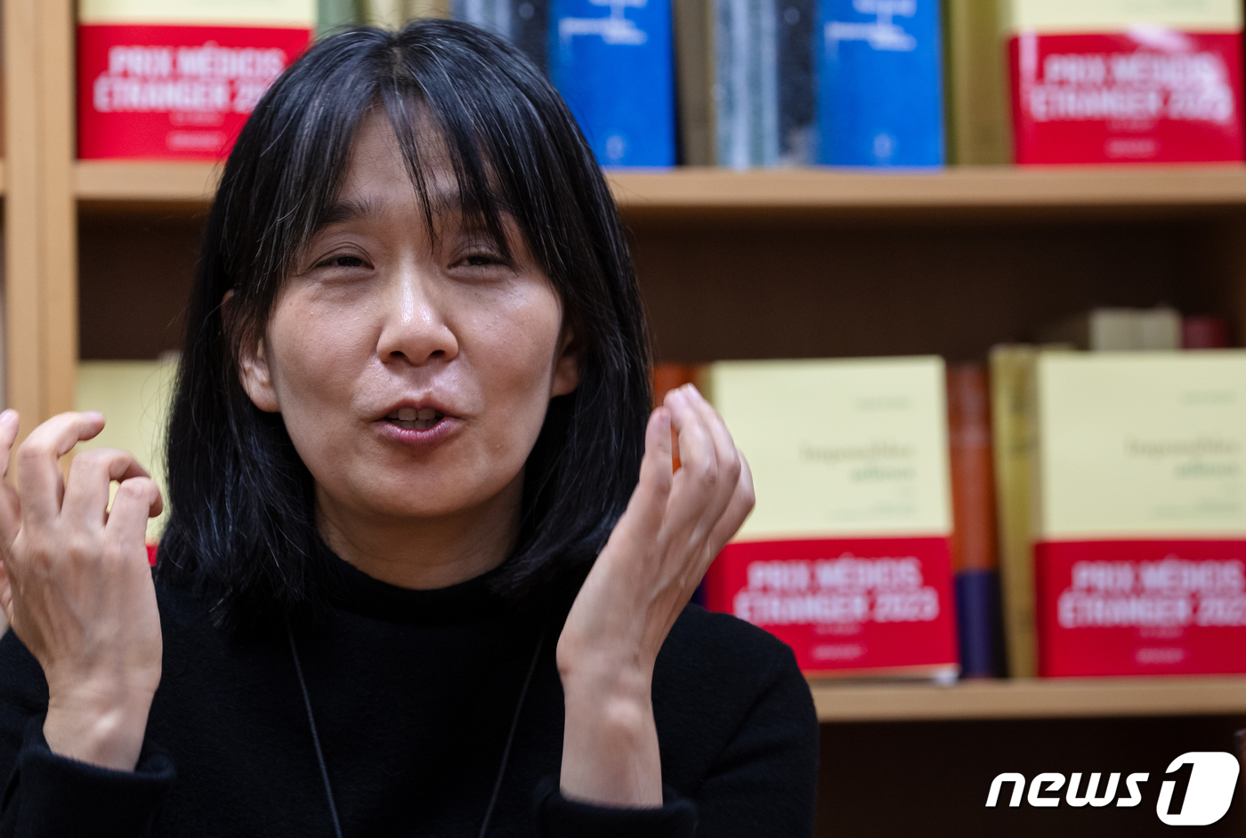 (파리=뉴스1) 이준성 기자 = 장편소설 ‘작별하지 않는다’로 프랑스 4대 문학상 중 하나인 메디치 외국문학상을 받은 작가 한강이 9일 오후(현지시간) 프랑스 파리 그라세(Gras …