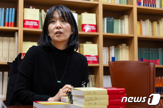 佛메디치 외국문학상 수상 소감 밝히는 한강