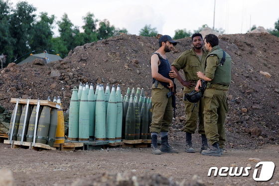 [포토] 포탄 옆에서 대화 나누는 이스라엘 군인들
