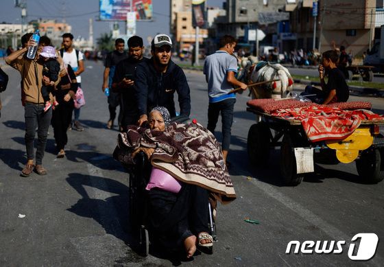 [포토] 피난행렬 오르는 가자 북부 주민들