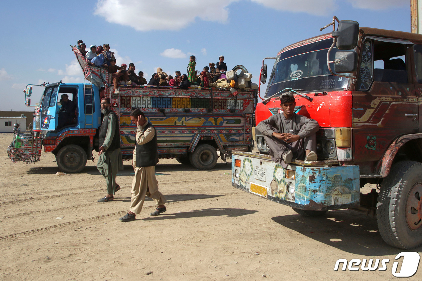 (차만 로이터=뉴스1) 정지윤 기자 = 9일(현지시간) 파키스탄 남서부 발로치스탄주의 파키스탄-아프가니스탄 사이 차만 국경 교차로에서 아프가니스탄인들이 고국으로 돌아가기 위해 트럭 …