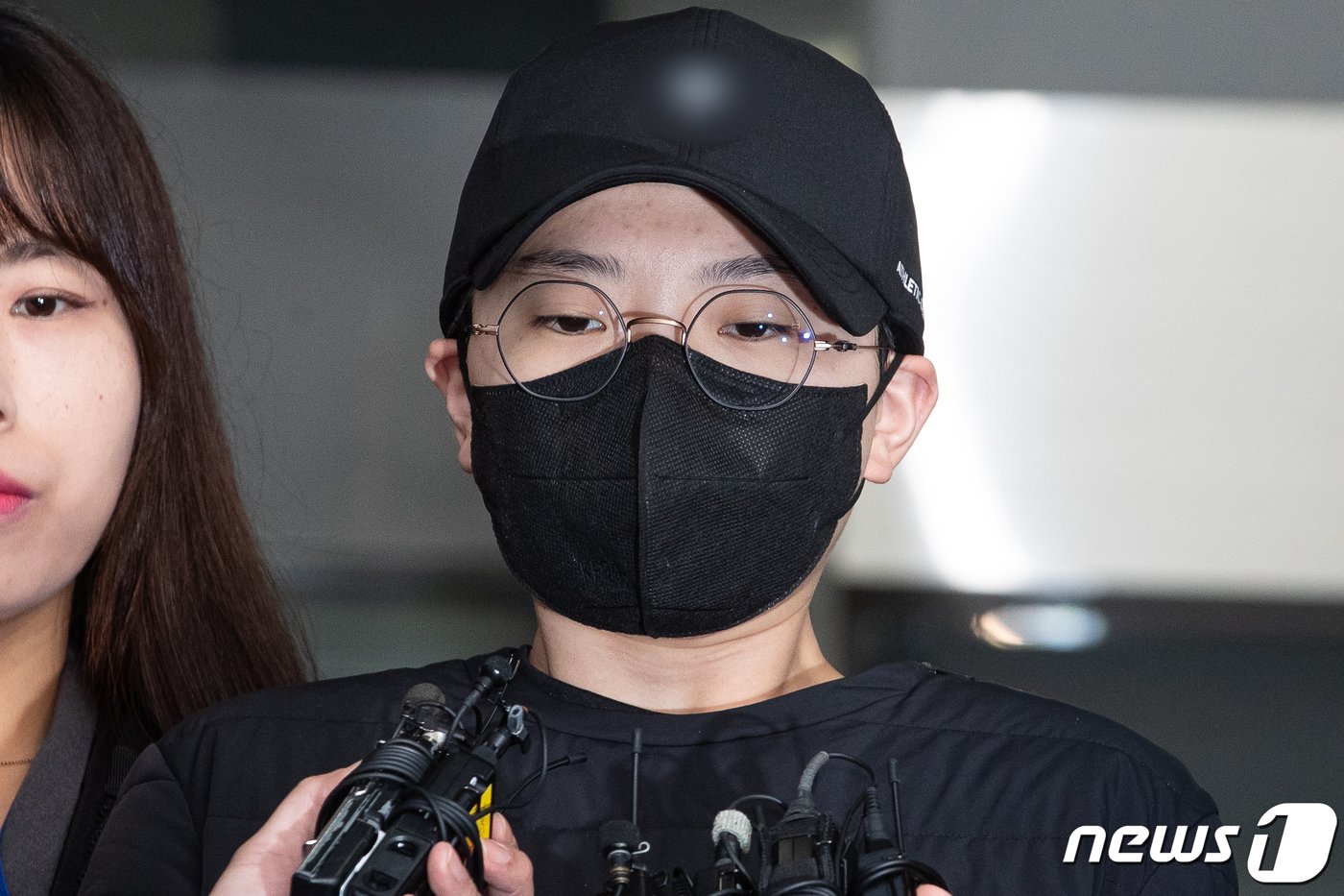 본문 이미지 - '재벌 3세'를 사칭하며 사기 행각을 벌인 혐의로 구속된 전청조씨(27)가 10일 서울 송파경찰서에서 검찰로 송치되고 있다. 2023.11.10/뉴스1 ⓒ News1 유승관 기자