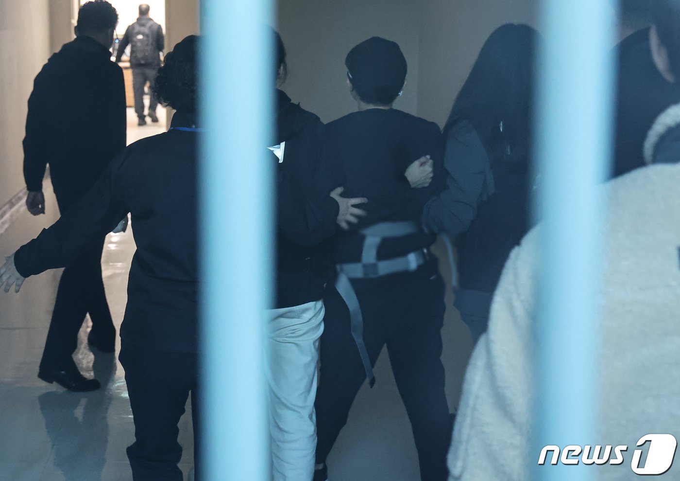 본문 이미지 - 전 펜싱 국가대표 남현희 씨의 재혼 상대로 알려진 뒤 사기 혐의로 구속된 전청조 씨가 10일 오전 서울 송파구 서울동부지방검찰청으로 송치되고 있다. 2023.11.10/뉴스1 ⓒ News1 김도우 기자
