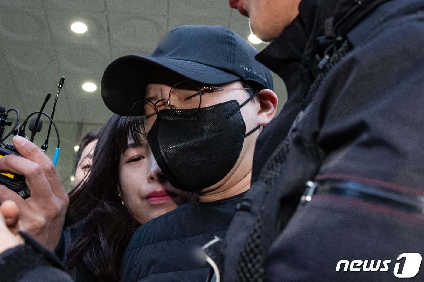 본문 이미지 - '재벌 3세'를 사칭하며 사기 행각을 벌인 혐의로 구속된 전청조씨(27)가 10일 서울 송파경찰서에서 검찰로 송치되고 있다. 서울송파경찰서는 이날 전 펜싱 국가대표 남현희와 결혼을 발표한 후 특정경제범죄가중처벌법상 사기 혐의로 구속된 전씨를 서울동부지검에 송치했다. 2023.11.10/뉴스1 ⓒ News1 유승관 기자