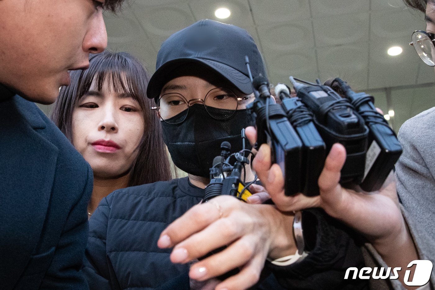 본문 이미지 - '재벌 3세'를 사칭하며 사기 행각을 벌인 혐의로 구속된 전청조씨(27)가 10일 서울 송파경찰서에서 검찰로 송치되고 있다. 서울송파경찰서는 이날 전 펜싱 국가대표 남현희와 결혼을 발표한 후 특정경제범죄가중처벌법상 사기 혐의로 구속된 전씨를 서울동부지검에 송치했다. 2023.11.10/뉴스1 ⓒ News1 유승관 기자