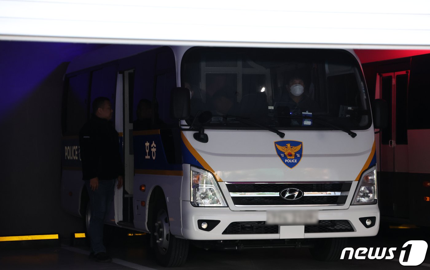 본문 이미지 - 전 펜싱 국가대표 남현희 씨의 재혼 상대로 알려진 뒤 사기 혐의로 구속된 전청조 씨의 호송차량이 10일 오전 서울 송파구 서울동부지방검찰청에 도착하고 있다. 2023.11.10/뉴스1 ⓒ News1 김도우 기자