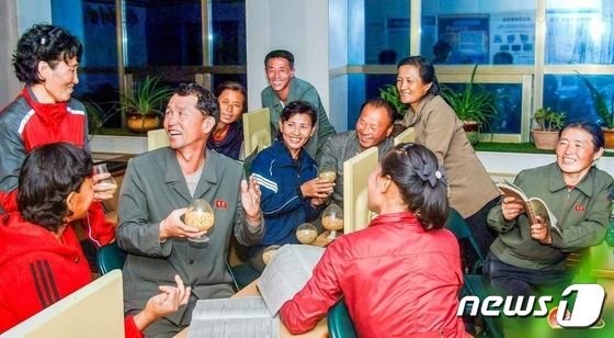 농업과학기술보급실에 모인 북한 농민들…