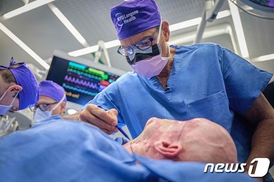[포토] 세계 최초 안구 전체 이식 수술중인  랭건병원 의사