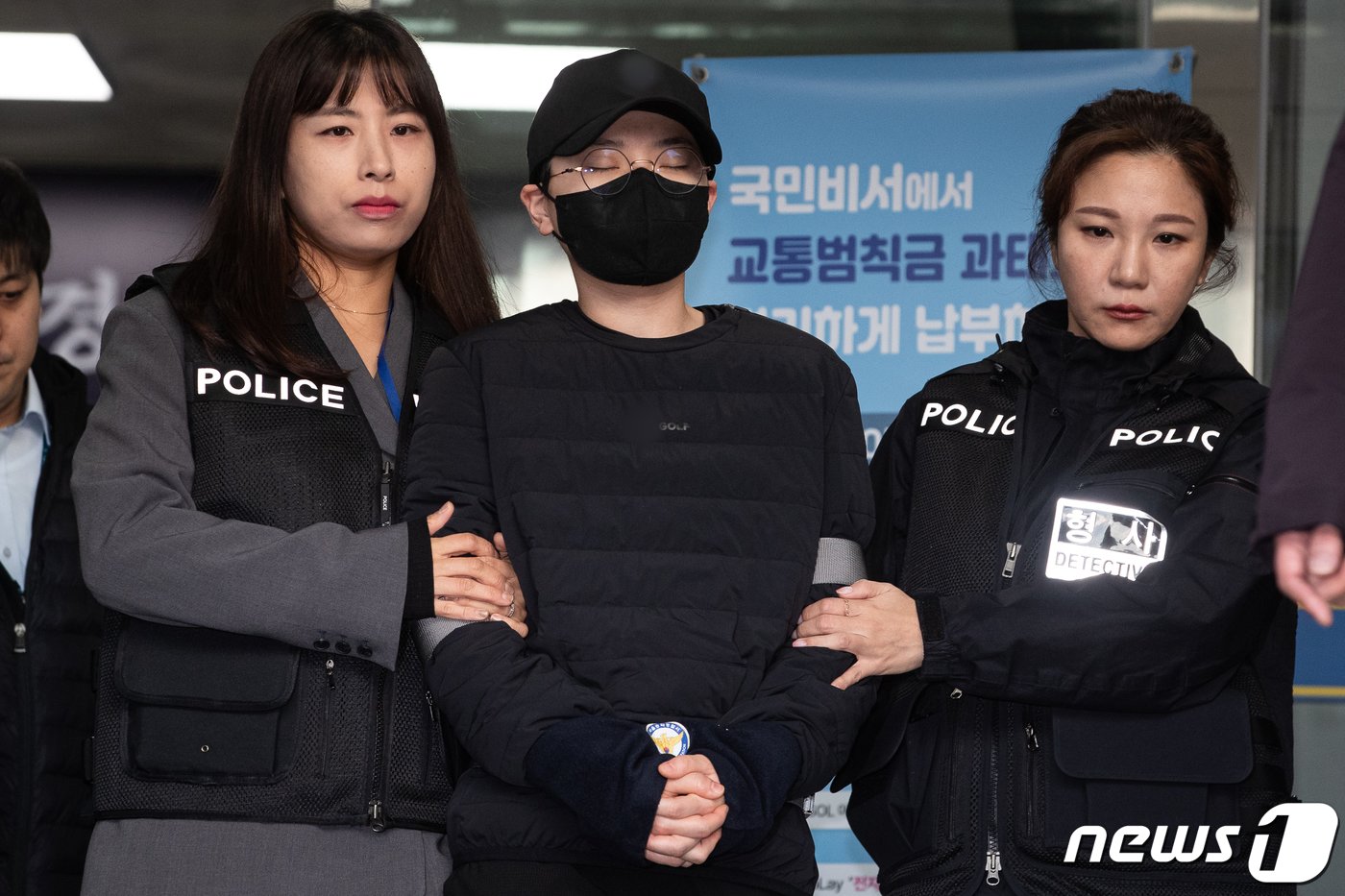 본문 이미지 - '재벌 3세'를 사칭하며 사기 행각을 벌인 혐의로 구속된 전청조 씨(27)가 2023년 11월 10일 서울 송파경찰서에서 검찰로 송치되고 있다. 서울송파경찰서는 이날 전 펜싱 국가대표 남현희와 결혼을 발표한 후 특정경제범죄가중처벌법상 사기 혐의로 구속된 전씨를 서울동부지검에 송치했다. 2023.11.10/뉴스1 ⓒ News1 유승관 기자