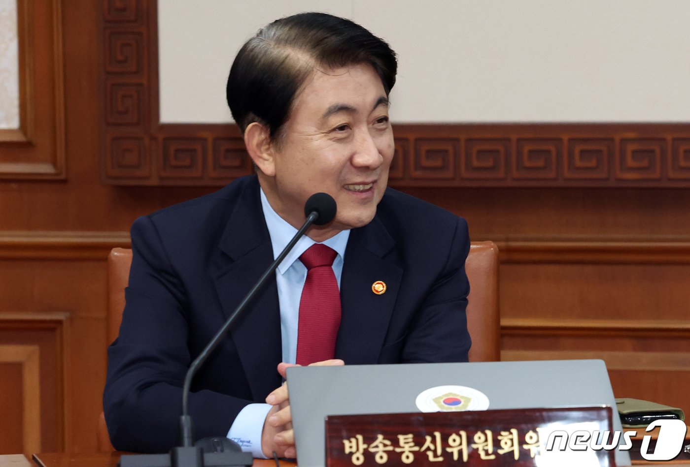 본문 이미지 - 이동관 방송통신위원회위원장이 10일 오전 서울 종로구 세종대로 정부서울청사에서 열린 국무회의에서 시작 전 참석자들과 환담을 나누고 있다. 2023.11.10/뉴스1 ⓒ News1 김명섭 기자