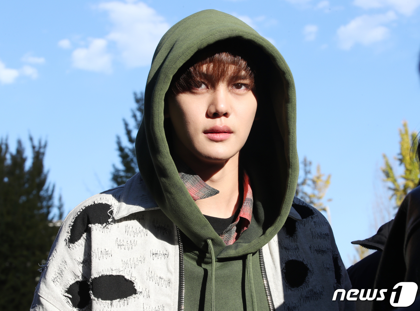 (서울=뉴스1) 권현진 기자 = 제로베이스원 김규빈이 '뮤직뱅크' 리허설을 위해 10일 오전 서울 영등포구 여의도 KBS 신관에 도착해 인사를 하고 있다. 2023.10.10/뉴스 …