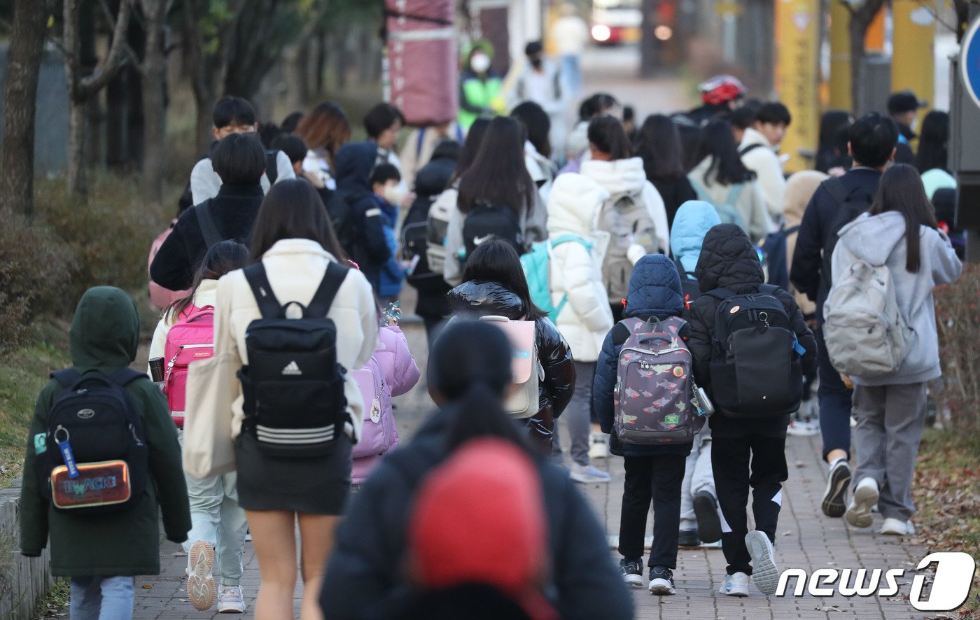 학생들이 등교를 하고 있다. &#40;사진은 기사 내용과 무관함&#41; / 뉴스1 ⓒ News1 김영운 기자