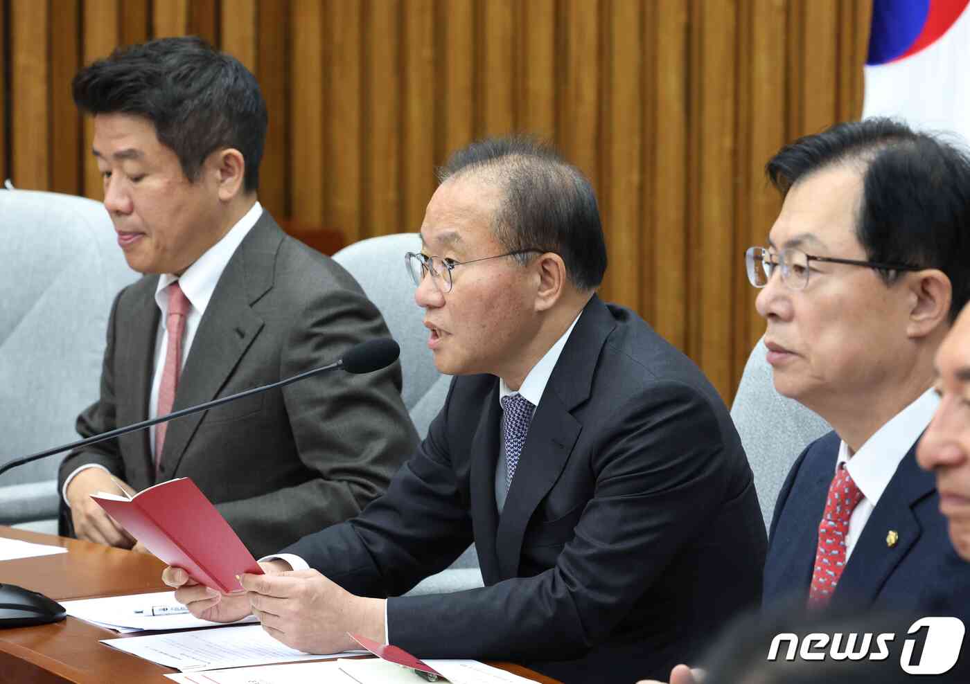 윤재옥 국민의힘 원내대표가 10일 서울 여의도 국회에서 열린 원내대책회의에서 발언을 하고 있다. 2023.11.10/뉴스1 © News1 송원영 기자