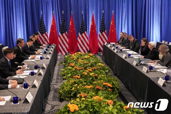 [사진] 회담하는 옐런 미국 재무와 허리펑 중국 부총리