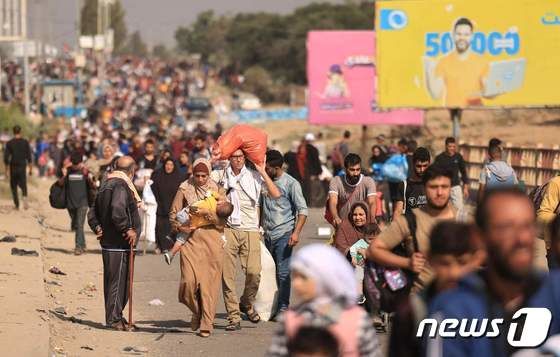 [포토] 피난길 행렬 오르는 북부 가자지구 주민들