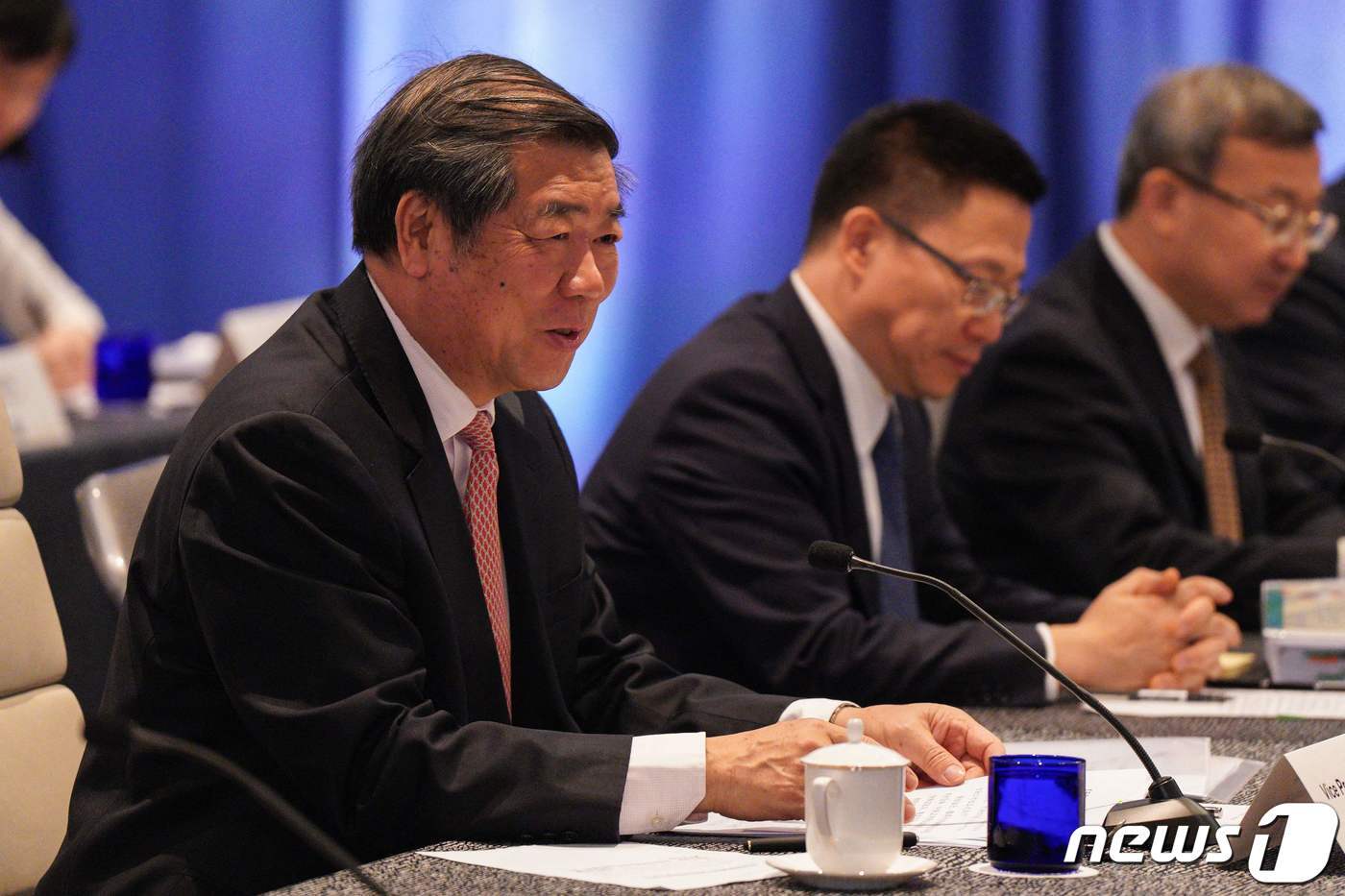 본문 이미지 - 허리펑 중국 국무원 부총리가 9일&#40;현지시간&#41; 캘리포니아주 샌프란시스코에서 열리는 APEC 정상회의 기간 개최될 것으로 예상되는 미중 정상회담을 앞두고 재닛 옐런 미국 재무 장관과 회담을 하고 있다. 2023.11.10 ⓒ AFP=뉴스1 ⓒ News1 우동명 기자