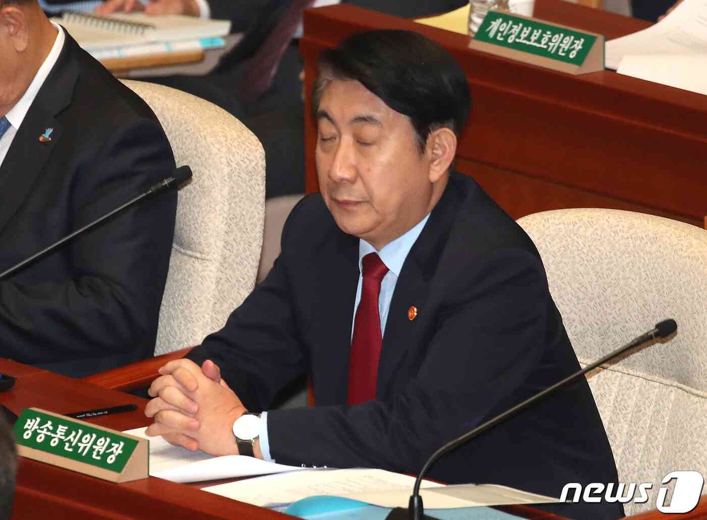 이동관 방송통신위원장이 10일 서울 여의도 국회에서 열린 예산결산특별위원회 전체회의에서 생각에 잠겨 있다. 2023.11.10/뉴스1 © News1 임세영 기자