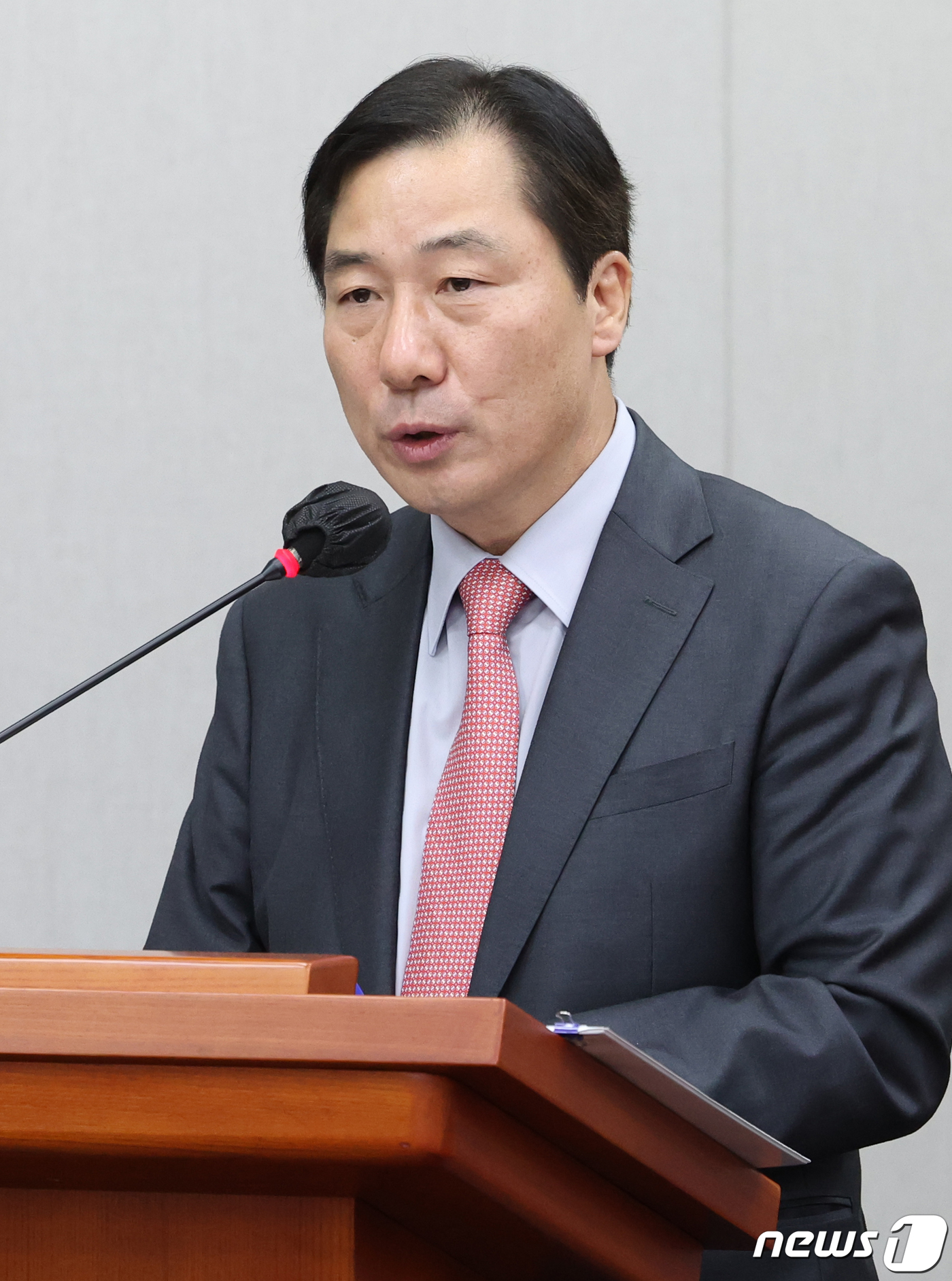 (서울=뉴스1) 송원영 기자 = 윤재순 대통령비서실 총무비서관이 10일 서울 여의도 국회에서 열린 운영위원회 전체회의에서 의원들의 질의에 답변하고 있다. 2023.11.10/뉴스1 …