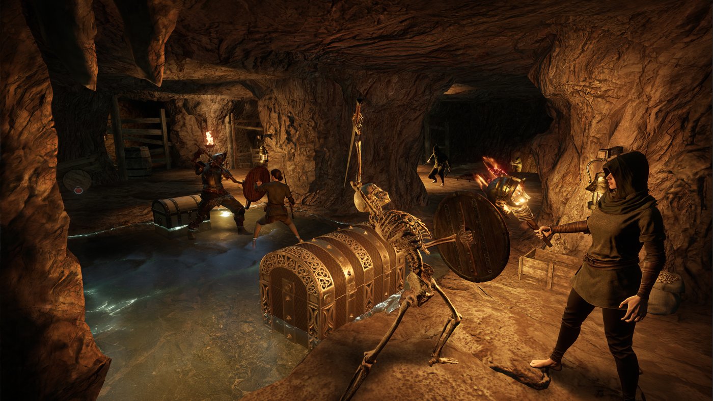 본문 이미지 - '다크앤다커 모바일' 던전에서 유저와 몬스터가 전투하는 모습 (크래프톤 제공)