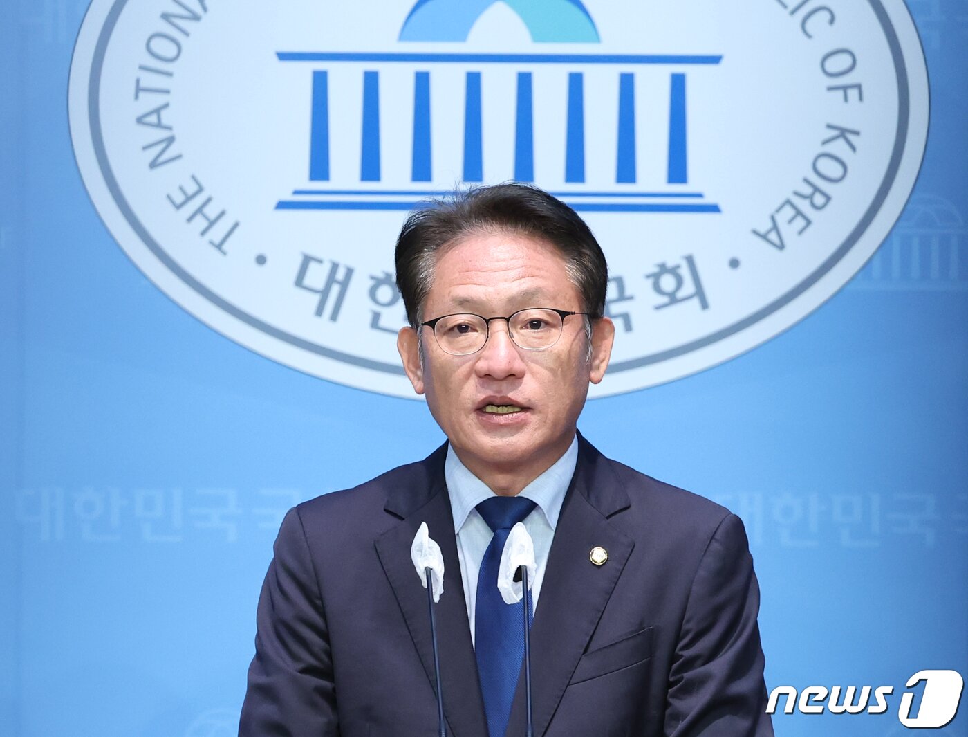 본문 이미지 - 배진교 정의당 원내대표가 10일 서울 여의도 국회 소통관에서 기자회견을 열고 총선을 앞두고 선거연합신당 추진을 이끌 비상대책위원장에 김준우 민주사회를위한변호사모임(민변) 변호사를 내정했다고 밝히고 있다. 2023.11.10/뉴스1 ⓒ News1 송원영 기자