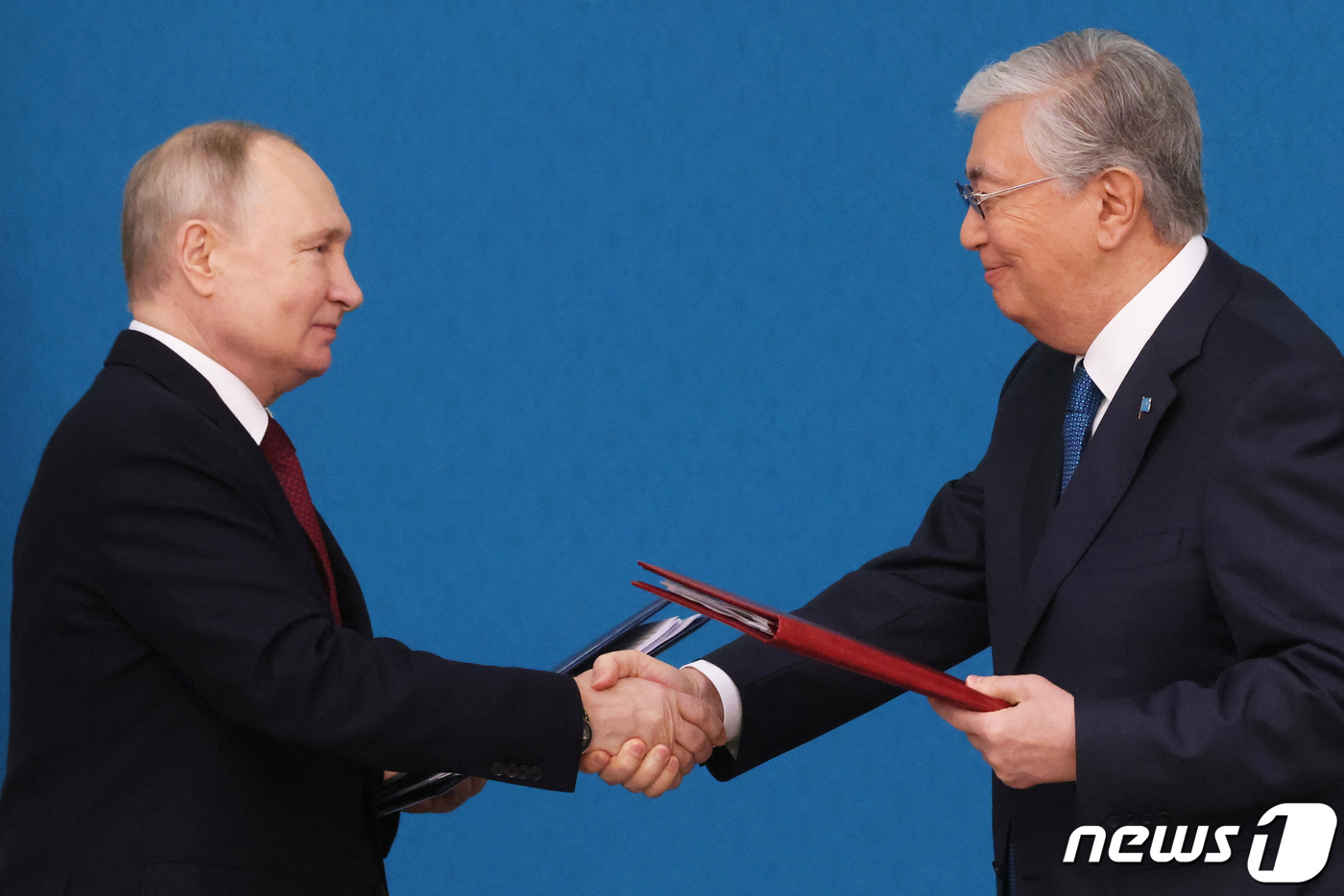 (이스타나 로이터=뉴스1) 우동명 기자 = 블라디미르 푸틴 러시아 대통령이 9일(현지시간) 국빈 방문한 카자흐스탄의 아스타나에서 카심-조마르트 토카예프 카자흐 대통령과 협정서에 서 …