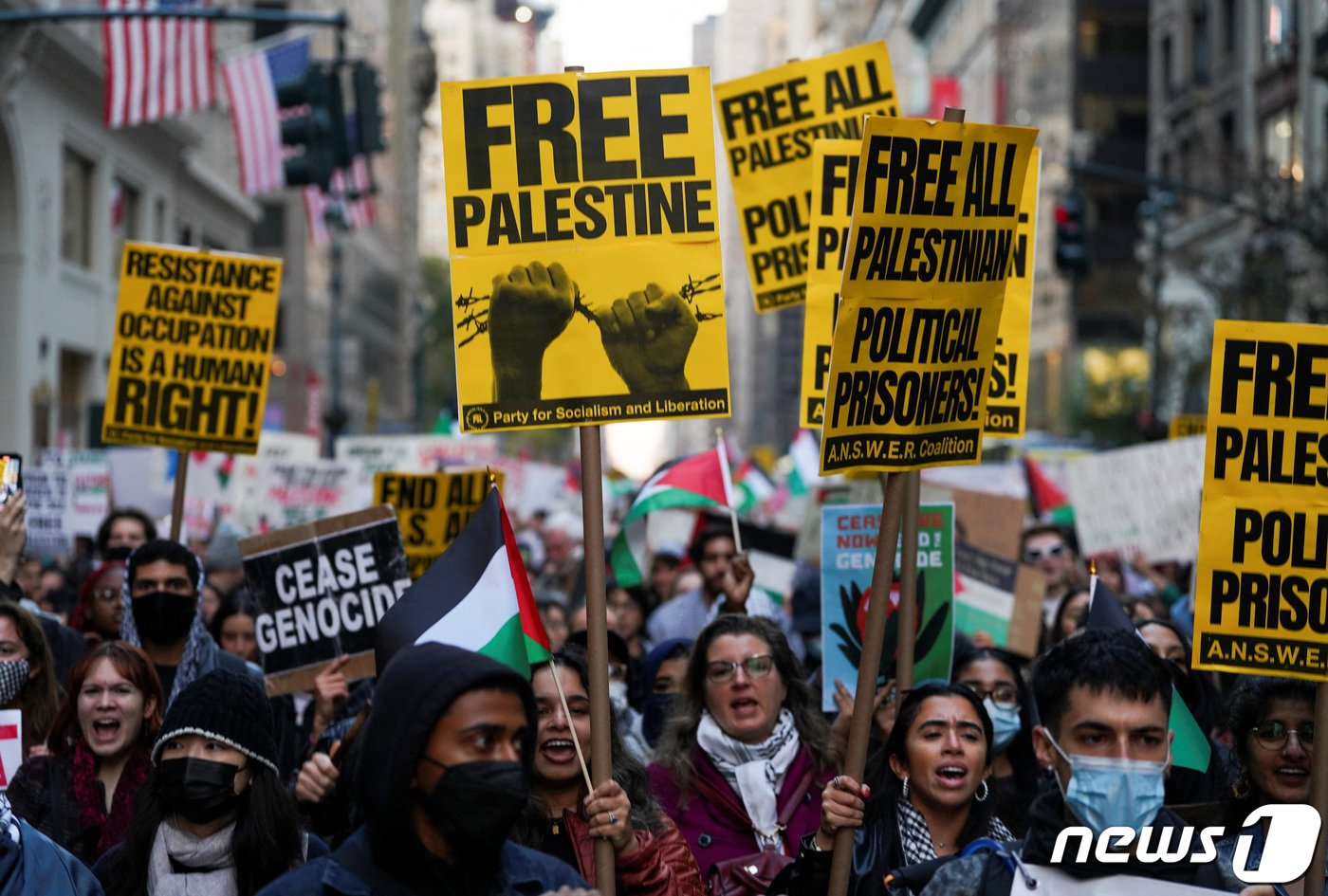 팔레스타인을 지지하는 시위대가 9일&#40;현지시간&#41; 이스라엘을 상대로 가자지구 공격을 중단할 것을 촉구하며 미국 뉴욕 맨해튼 도심을 행진하고 있다. 2023.11.9. ⓒ 로이터=뉴스1 ⓒ News1 김성식 기자