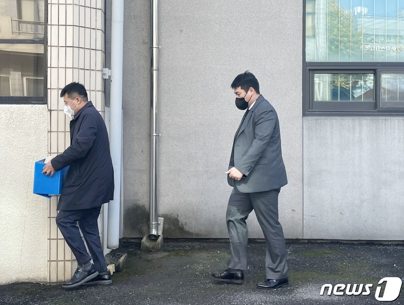 본문 이미지 - 검경 브로커와 관련된 수사를 벌이는 검찰이 일선 경찰서를 압수수색하고 있다. 2023.11.10/뉴스1 ⓒ News1 박지현 수습기자