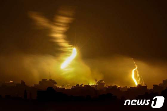 [사진] 이스라엘 군 포격 받아 불길 치솟는 가자 지구