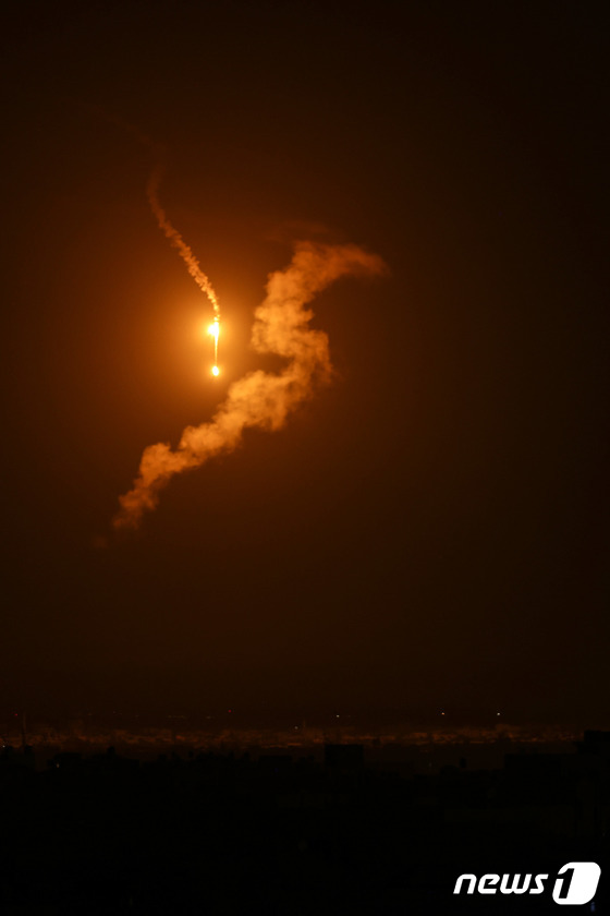 [사진] 가자 지구 상공 발사되는 이스라엘 군 조명탄