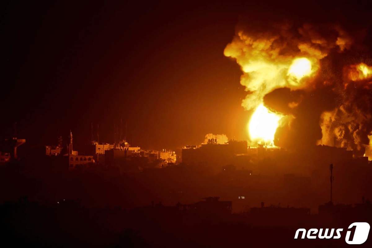 9일(현지시간) 팔레스타인 무장 정파 하마스와 전쟁 중인 이스라엘 군의 포격을 받은 가자 지구 국경에서 불길이 치솟고 있다. 2023.11.10 © AFP=뉴스1 © News1 우동명 기자