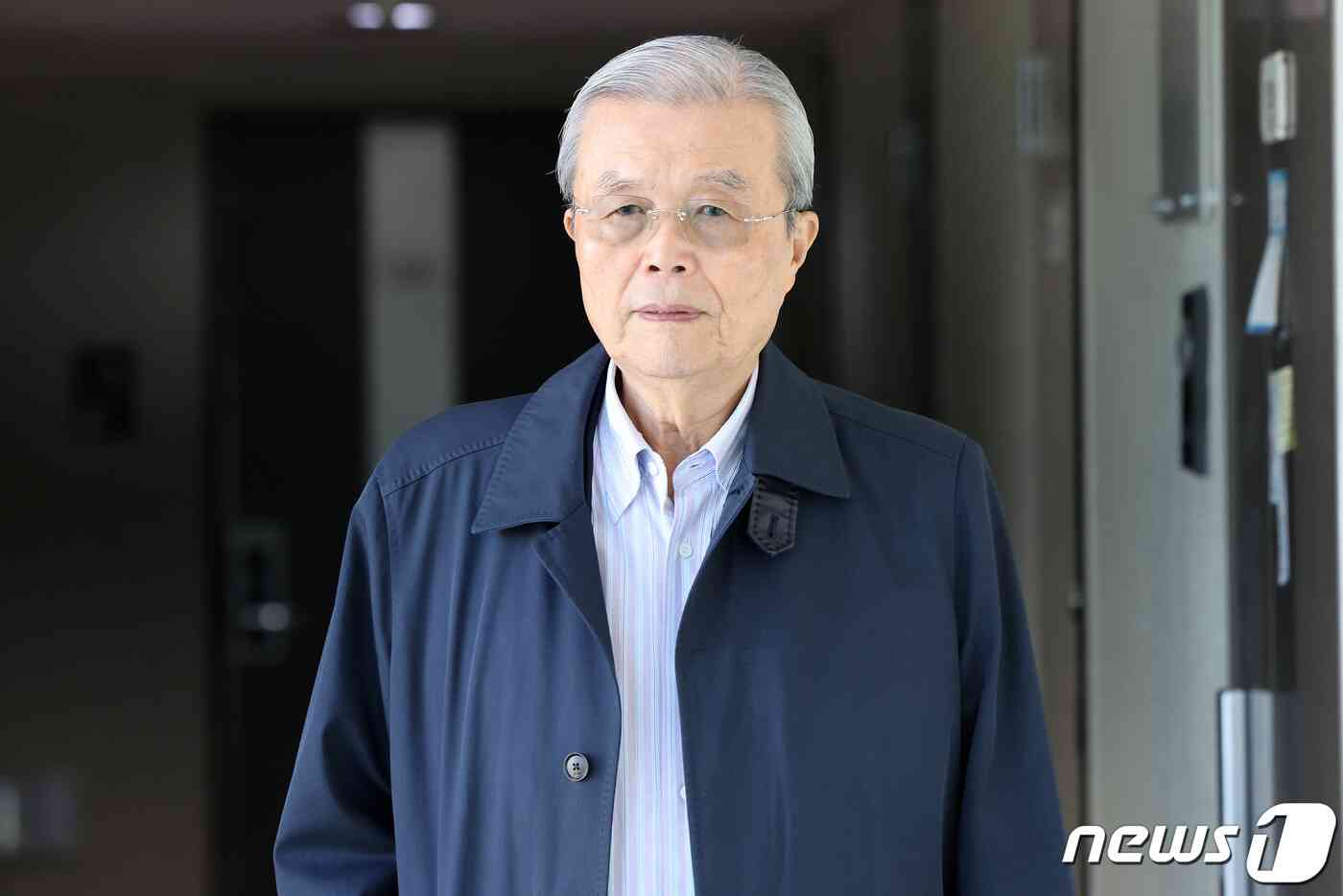 신당 창당 가능성을 시사하고 있는 이준석 전 국민의힘 대표와 제3지대 규합을 시도하고 있는 금태섭 새로운선택창당준비위원장과의 회동을 마친 김종인 전 국민의힘 비상대책위원장이 10일 서울 종로구 자신의 사무실을 향하고 있다. 2023.11.10/뉴스1 © News1 이동해 기자