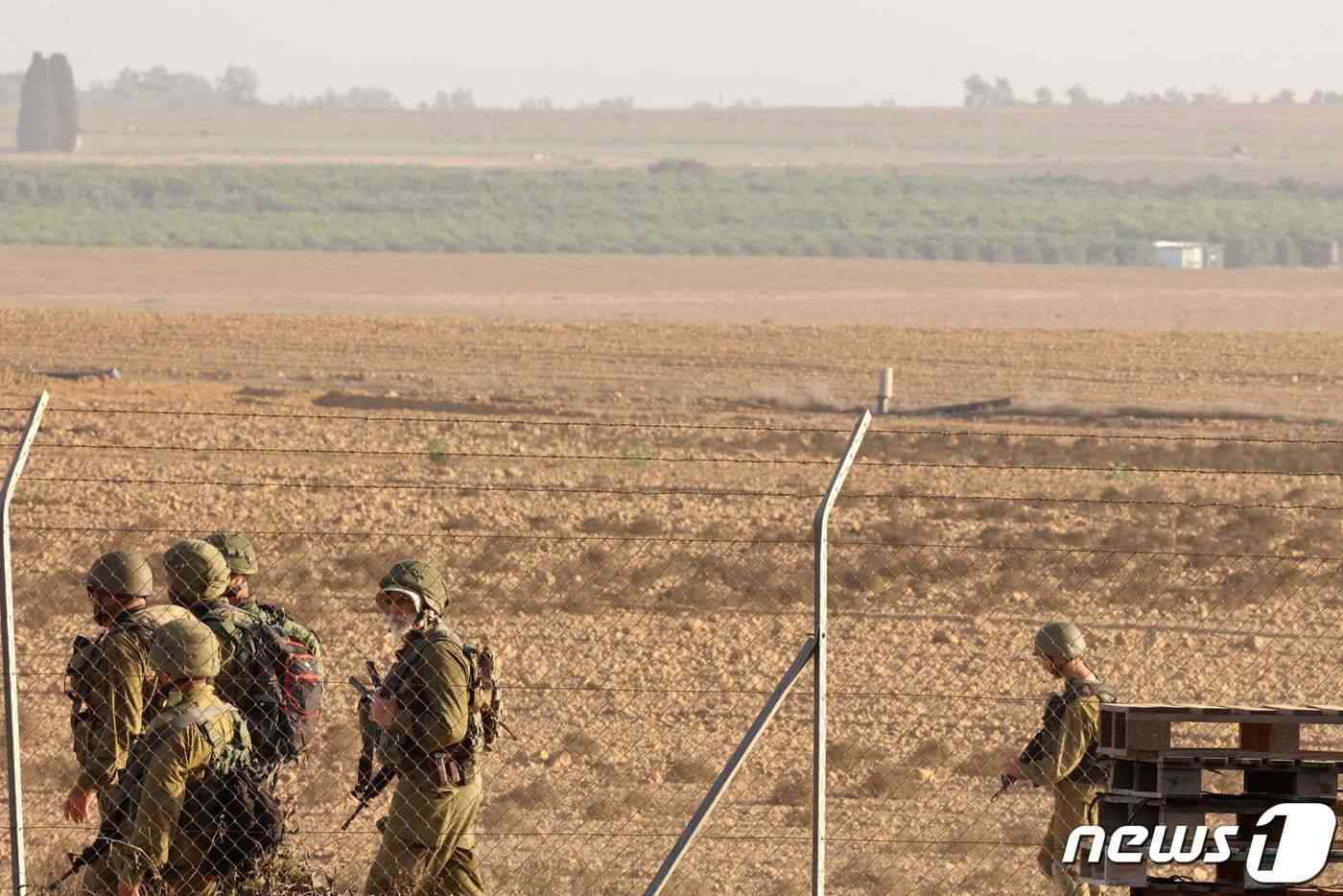 9일(현지시간) 팔레스타인 무장 정파 하마스와 전쟁 중인 이스라엘 군이 가자 지구 인근의 니르 오즈 키부츠에서 순찰을 하고 있다. 2023.11.10 © AFP=뉴스1 © News1 우동명 기자