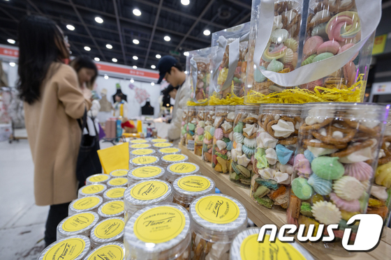 K-푸드페스타 상품 구매하는 관람객들