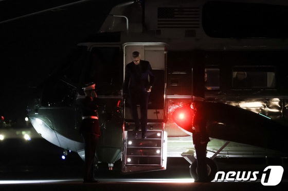 [포토] 마린원에서 내리는 바이든 美 대통령