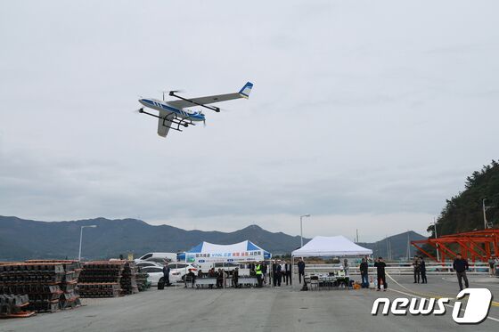 완도군, 장기체공 수직 이착륙(VTOL) 드론 비행 실증 시연회 (완도군 제공)/뉴스1 