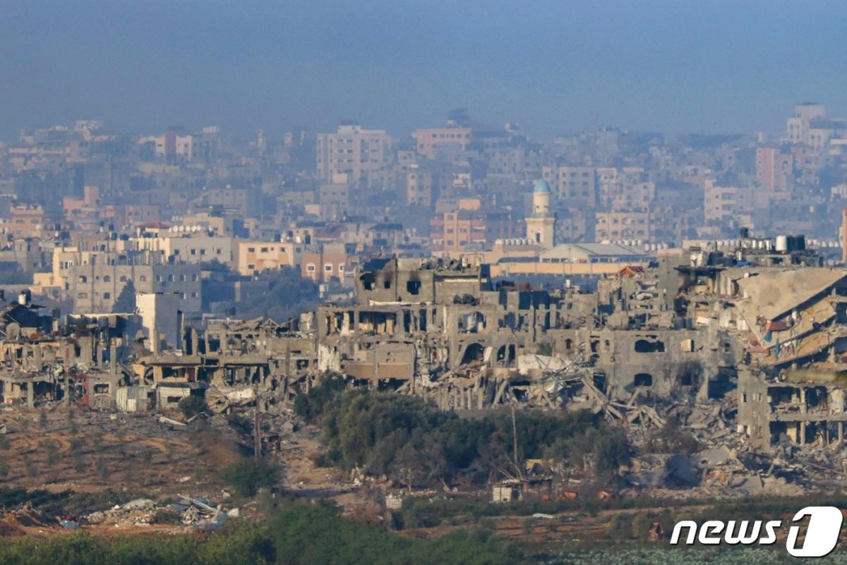 10일(현지시간) 이스라엘과 가자 지구 접경에서 바라보는 가자지구의 건물들이 불에 타고 무너져 앙상한 내부 모습을 보이고 있다. 2023.11.10 © AFP=뉴스1 © News1 정지윤 기자