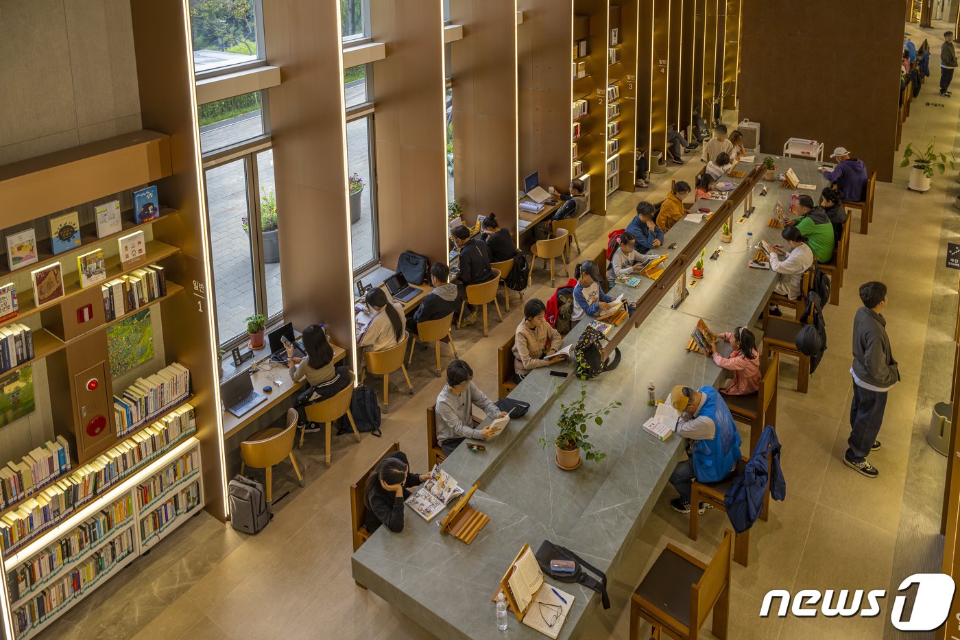 본문 이미지 - 아차산숲속도서관 2층에서 본 열람실(서울관광재단 제공)